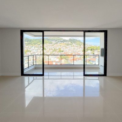 Apartamentos com 123m², 3 quartos, 2 suítes, 2 garagens, no bairro Agronômica em Florianópolis