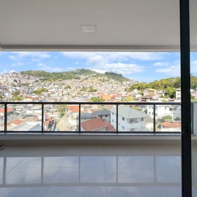 Apartamentos com 123m², 3 quartos, 2 suítes, 2 garagens, no bairro Agronômica em Florianópolis