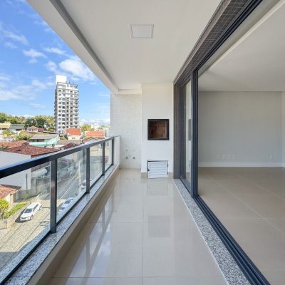 Apartamentos com 123m², 3 quartos, 2 suítes, 2 garagens, no bairro Agronômica em Florianópolis