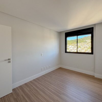 Apartamentos com 123m², 3 quartos, 2 suítes, 2 garagens, no bairro Agronômica em Florianópolis