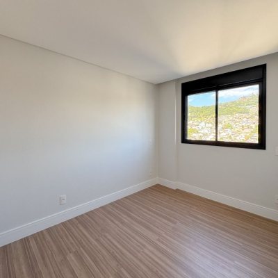 Apartamentos com 123m², 3 quartos, 2 suítes, 2 garagens, no bairro Agronômica em Florianópolis