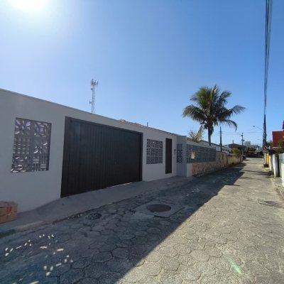 Casa Residencial com 190m², 4 quartos, 1 suíte, 4 garagens, no bairro Campeche em Florianópolis