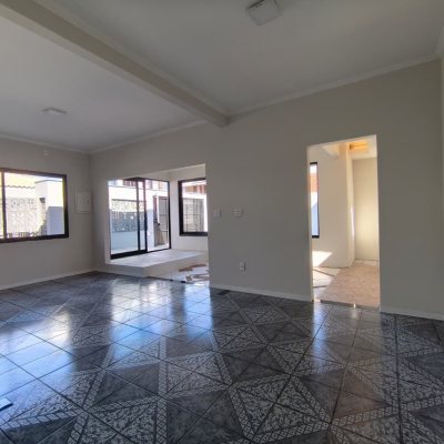 Casa Residencial com 190m², 4 quartos, 1 suíte, 4 garagens, no bairro Campeche em Florianópolis