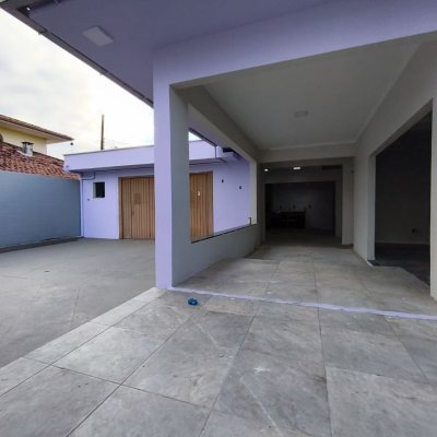 Casa Residencial com 190m², 4 quartos, 1 suíte, 4 garagens, no bairro Campeche em Florianópolis