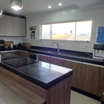 Casa Residencial com 214m², 3 quartos, 1 suíte, 4 garagens, no bairro Jardim Atlântico em Florianópolis