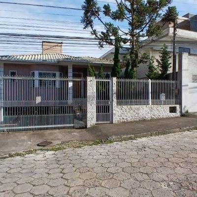 Casa Residencial com 214m², 3 quartos, 1 suíte, 4 garagens, no bairro Jardim Atlântico em Florianópolis
