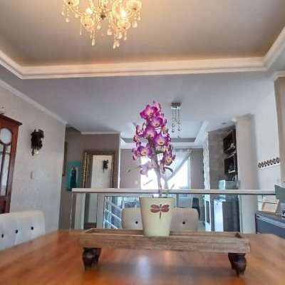 Casa Residencial com 214m², 3 quartos, 1 suíte, 4 garagens, no bairro Jardim Atlântico em Florianópolis