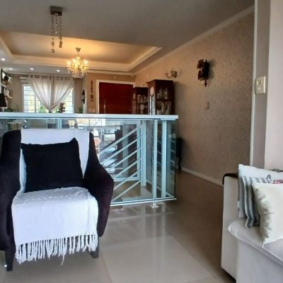 Casa Residencial com 214m², 3 quartos, 1 suíte, 4 garagens, no bairro Jardim Atlântico em Florianópolis