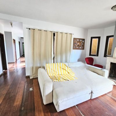 Casa Residencial com 190m², 3 quartos, 1 suíte, 2 garagens, no bairro Campeche em Florianópolis