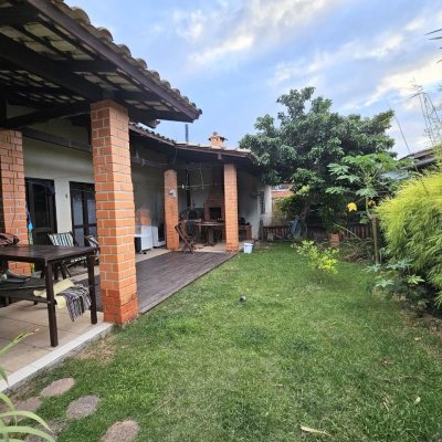Casa Residencial com 190m², 3 quartos, 1 suíte, 2 garagens, no bairro Campeche em Florianópolis