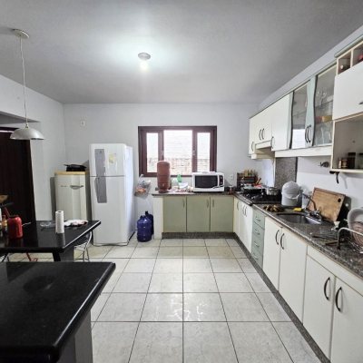 Casa Residencial com 190m², 3 quartos, 1 suíte, 2 garagens, no bairro Campeche em Florianópolis