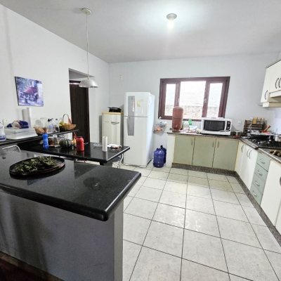 Casa Residencial com 190m², 3 quartos, 1 suíte, 2 garagens, no bairro Campeche em Florianópolis