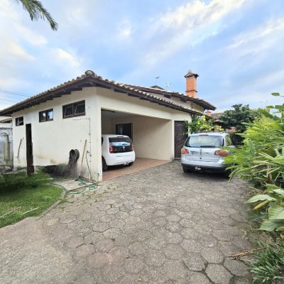 Casa Residencial com 190m², 3 quartos, 1 suíte, 2 garagens, no bairro Campeche em Florianópolis