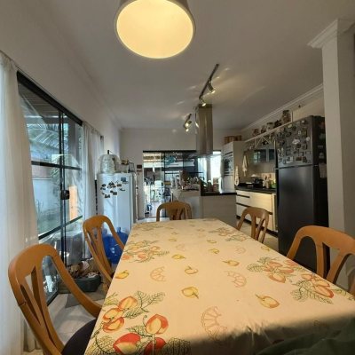 Casa Residencial com 291m², 5 quartos, 4 suítes, 2 garagens, no bairro Cachoeira Do Bom Jesus em Florianópolis