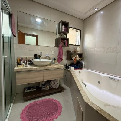 Casa Residencial com 291m², 5 quartos, 4 suítes, 2 garagens, no bairro Cachoeira Do Bom Jesus em Florianópolis