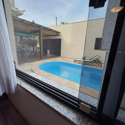 Casa Residencial com 291m², 5 quartos, 4 suítes, 2 garagens, no bairro Cachoeira Do Bom Jesus em Florianópolis