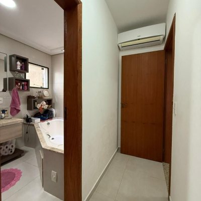 Casa Residencial com 291m², 5 quartos, 4 suítes, 2 garagens, no bairro Cachoeira Do Bom Jesus em Florianópolis