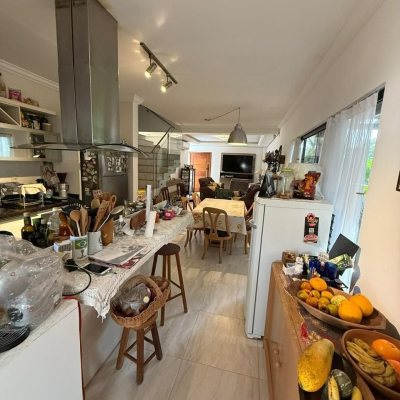 Casa Residencial com 291m², 5 quartos, 4 suítes, 2 garagens, no bairro Cachoeira Do Bom Jesus em Florianópolis