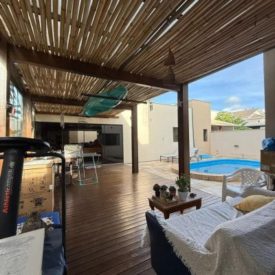Casa Residencial com 291m², 5 quartos, 4 suítes, 2 garagens, no bairro Cachoeira Do Bom Jesus em Florianópolis