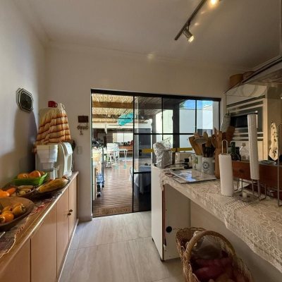 Casa Residencial com 291m², 5 quartos, 4 suítes, 2 garagens, no bairro Cachoeira Do Bom Jesus em Florianópolis