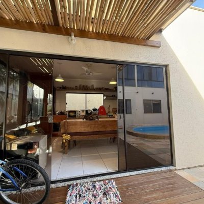 Casa Residencial com 291m², 5 quartos, 4 suítes, 2 garagens, no bairro Cachoeira Do Bom Jesus em Florianópolis