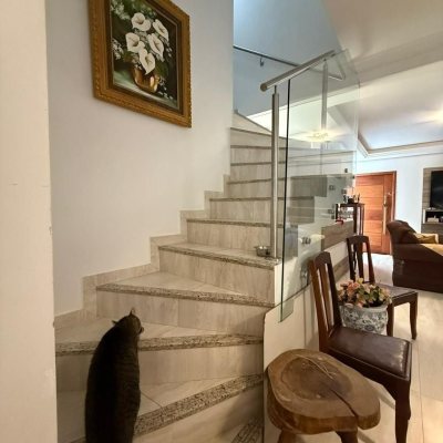 Casa Residencial com 291m², 5 quartos, 4 suítes, 2 garagens, no bairro Cachoeira Do Bom Jesus em Florianópolis