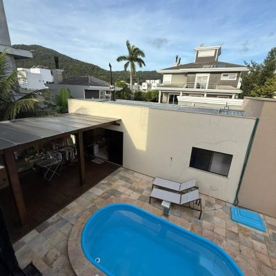 Casa Residencial com 291m², 5 quartos, 4 suítes, 2 garagens, no bairro Cachoeira Do Bom Jesus em Florianópolis
