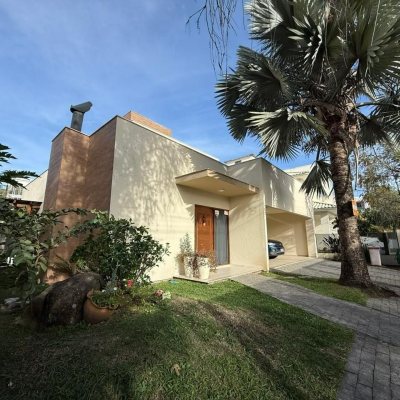 Casa Residencial com 291m², 5 quartos, 4 suítes, 2 garagens, no bairro Cachoeira Do Bom Jesus em Florianópolis