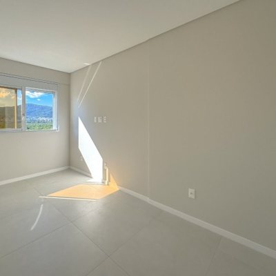 Cobertura com 107m², 3 quartos, 2 suítes, 2 garagens, no bairro Trindade em Florianópolis