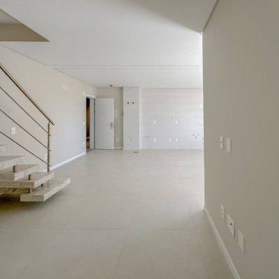 Cobertura com 107m², 3 quartos, 2 suítes, 2 garagens, no bairro Trindade em Florianópolis