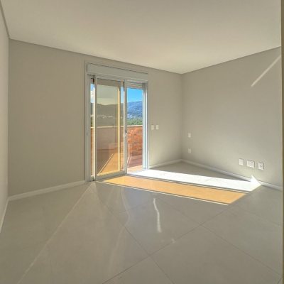Cobertura com 107m², 3 quartos, 2 suítes, 2 garagens, no bairro Trindade em Florianópolis