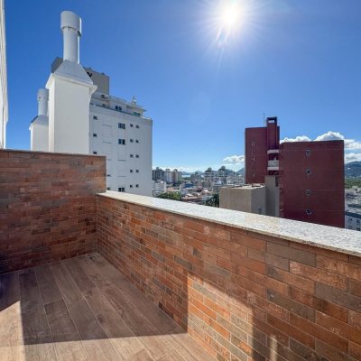 Cobertura com 107m², 3 quartos, 2 suítes, 2 garagens, no bairro Trindade em Florianópolis