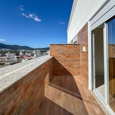 Cobertura com 107m², 3 quartos, 2 suítes, 2 garagens, no bairro Trindade em Florianópolis
