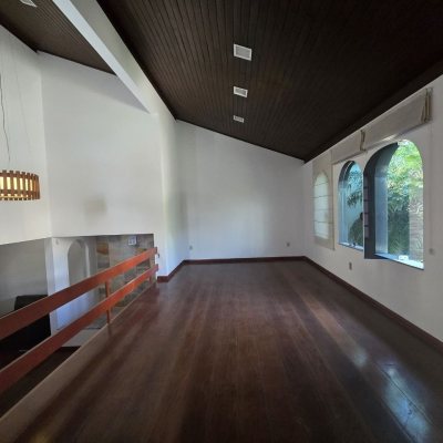 Casa Residencial com 215m², 3 quartos, 1 suíte, 2 garagens, no bairro João Paulo em Florianópolis