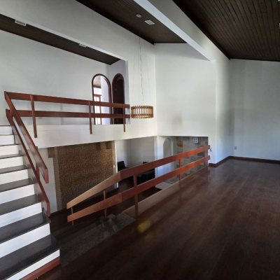 Casa Residencial com 215m², 3 quartos, 1 suíte, 2 garagens, no bairro João Paulo em Florianópolis