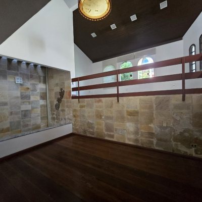 Casa Residencial com 215m², 3 quartos, 1 suíte, 2 garagens, no bairro João Paulo em Florianópolis