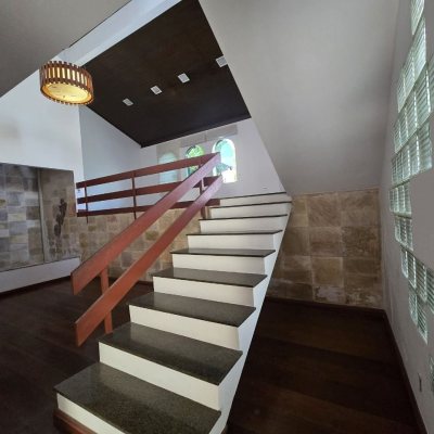 Casa Residencial com 215m², 3 quartos, 1 suíte, 2 garagens, no bairro João Paulo em Florianópolis