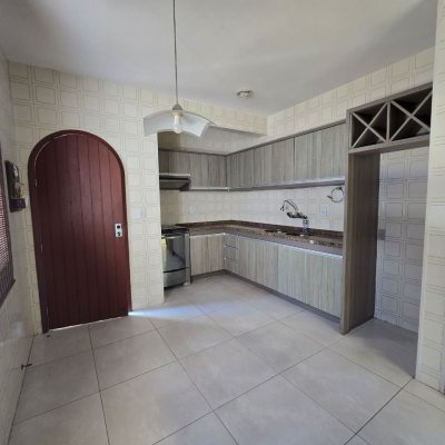 Casa Residencial com 215m², 3 quartos, 1 suíte, 2 garagens, no bairro João Paulo em Florianópolis