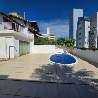 Casa Residencial com 215m², 3 quartos, 1 suíte, 2 garagens, no bairro João Paulo em Florianópolis