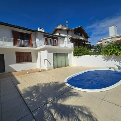 Casa Residencial com 215m², 3 quartos, 1 suíte, 2 garagens, no bairro João Paulo em Florianópolis