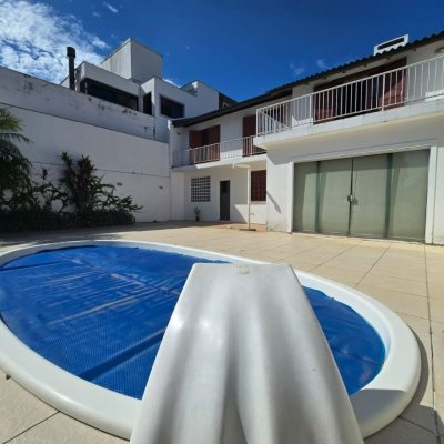 Casa Residencial com 215m², 3 quartos, 1 suíte, 2 garagens, no bairro João Paulo em Florianópolis