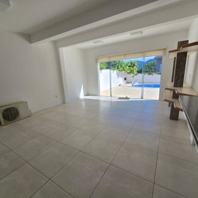 Casa Residencial com 215m², 3 quartos, 1 suíte, 2 garagens, no bairro João Paulo em Florianópolis
