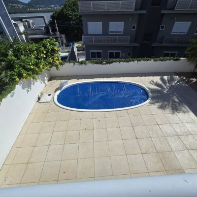 Casa Residencial com 215m², 3 quartos, 1 suíte, 2 garagens, no bairro João Paulo em Florianópolis