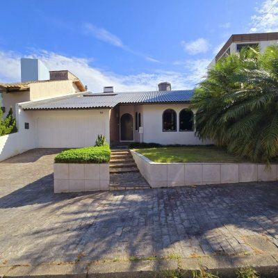 Casa Residencial com 215m², 3 quartos, 1 suíte, 2 garagens, no bairro João Paulo em Florianópolis