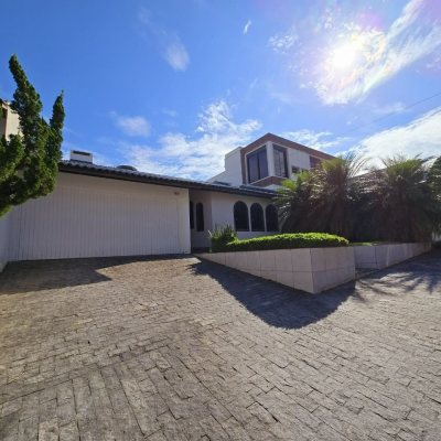 Casa Residencial com 215m², 3 quartos, 1 suíte, 2 garagens, no bairro João Paulo em Florianópolis