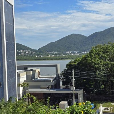 Casa Residencial com 215m², 3 quartos, 1 suíte, 2 garagens, no bairro João Paulo em Florianópolis
