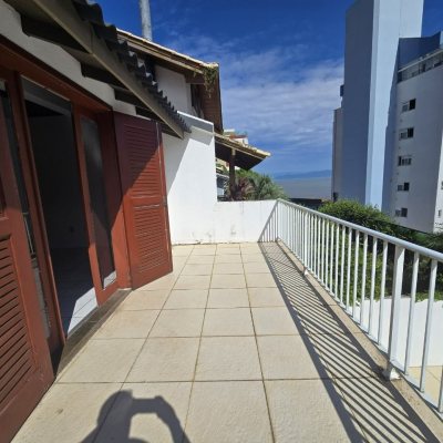 Casa Residencial com 215m², 3 quartos, 1 suíte, 2 garagens, no bairro João Paulo em Florianópolis