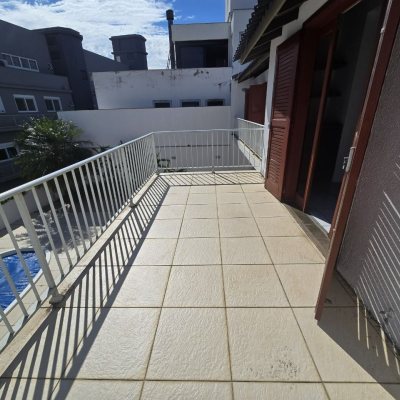 Casa Residencial com 215m², 3 quartos, 1 suíte, 2 garagens, no bairro João Paulo em Florianópolis