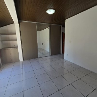 Casa Residencial com 215m², 3 quartos, 1 suíte, 2 garagens, no bairro João Paulo em Florianópolis
