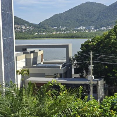 Casa Residencial com 215m², 3 quartos, 1 suíte, 2 garagens, no bairro João Paulo em Florianópolis